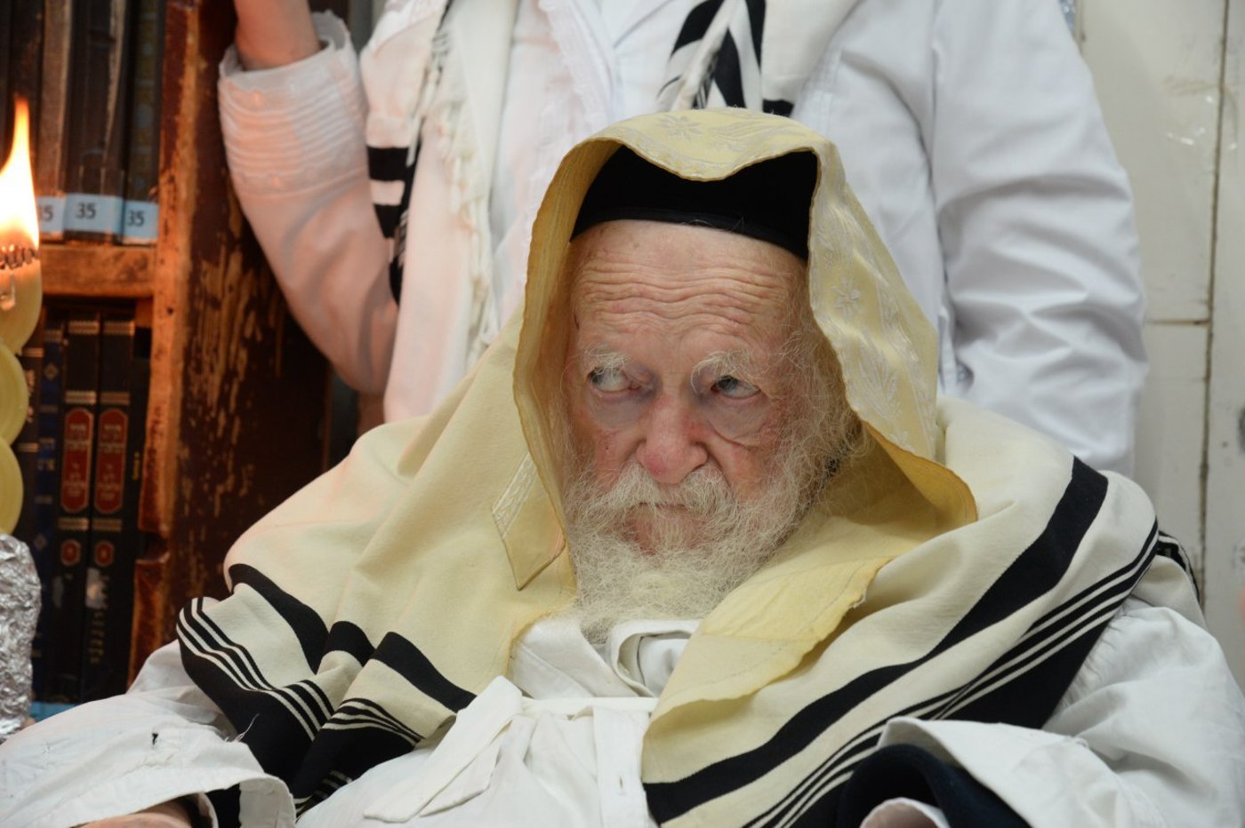 לאחר ההבדלה: מרן שר התורה סייע בבניית הסוכה