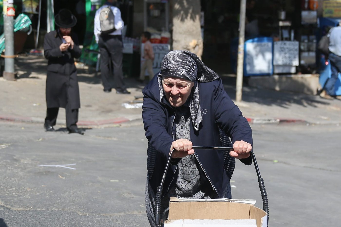 ערב חג: הגברים ב'מינים', הילדים בקוישיקלך והנשים בקניות