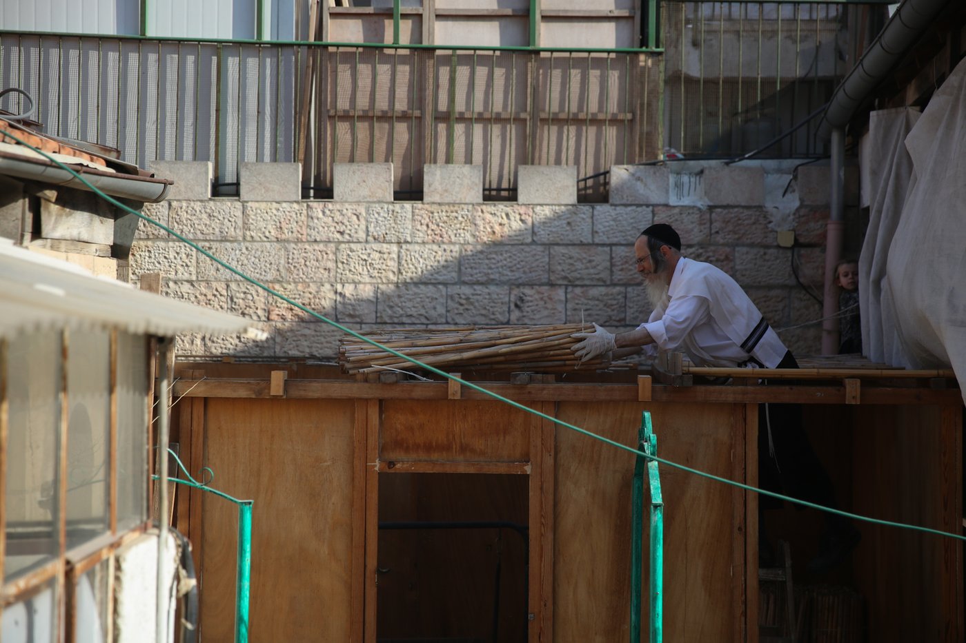 העבודה של המחמירים: סוחבים סכך • תיעוד