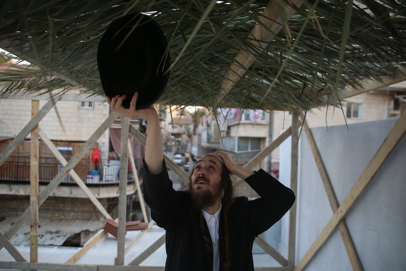 העבודה של המחמירים: סוחבים סכך • תיעוד
