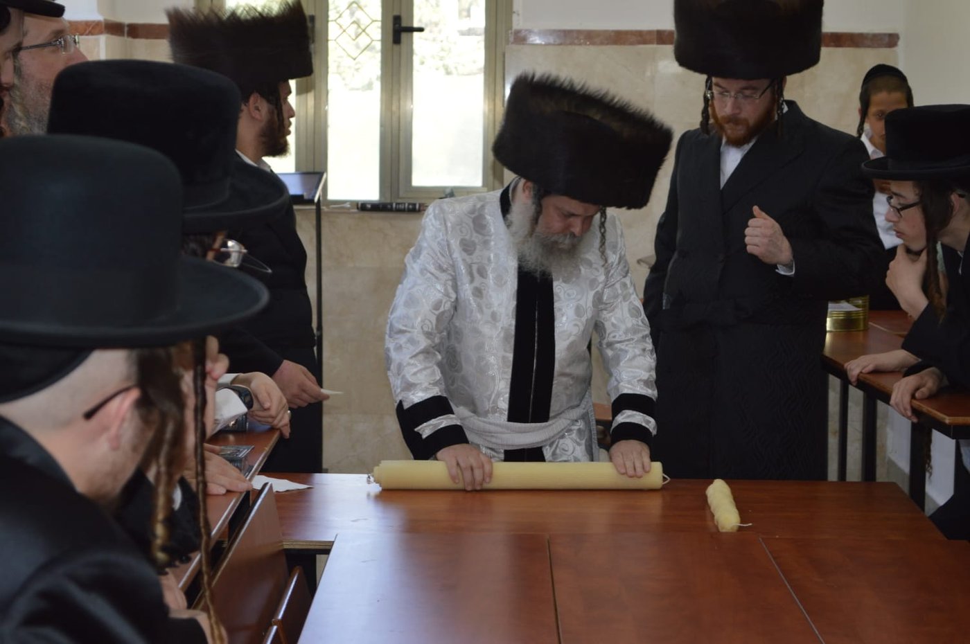 הרבי עלה על הסולם וסיכך בידיו את הסוכה