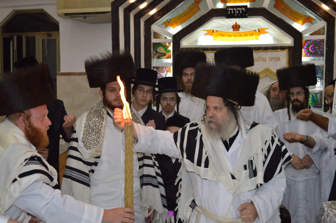 הרבי עלה על הסולם וסיכך בידיו את הסוכה