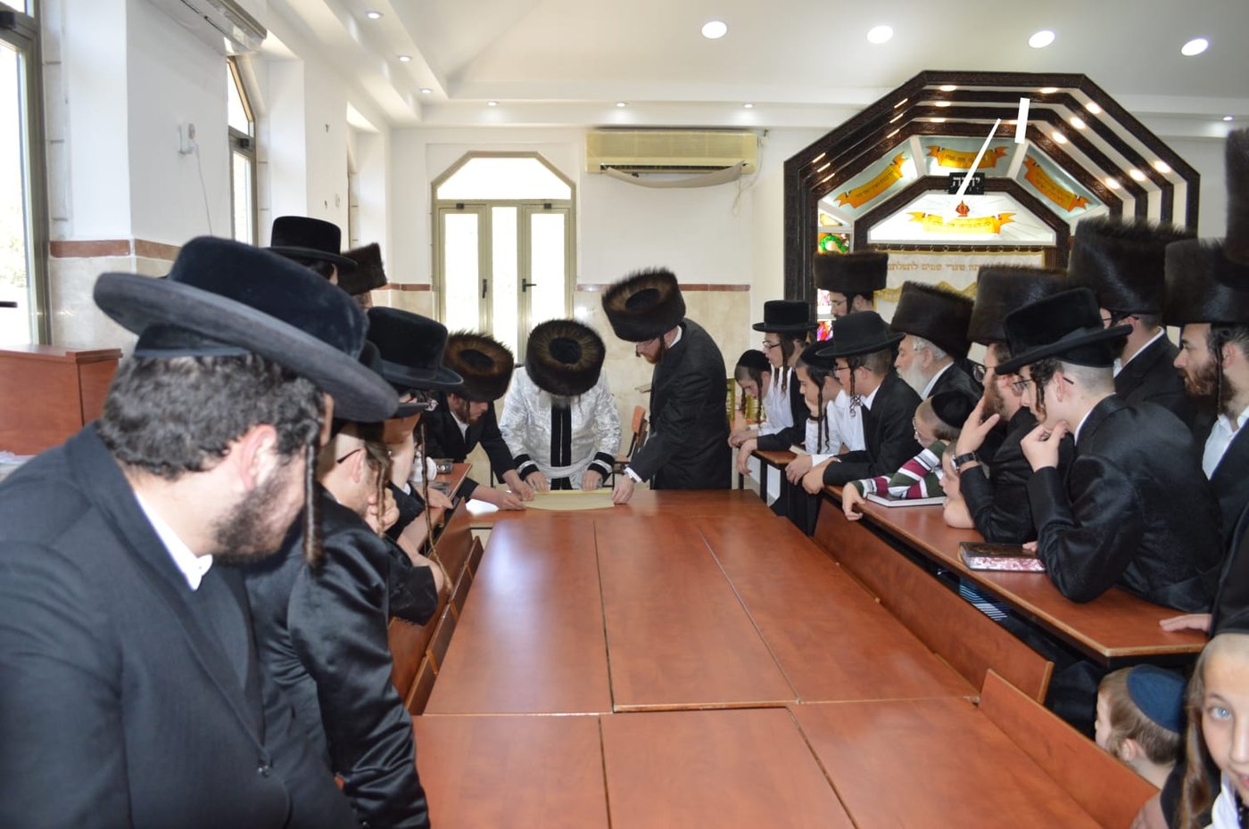 הרבי עלה על הסולם וסיכך בידיו את הסוכה