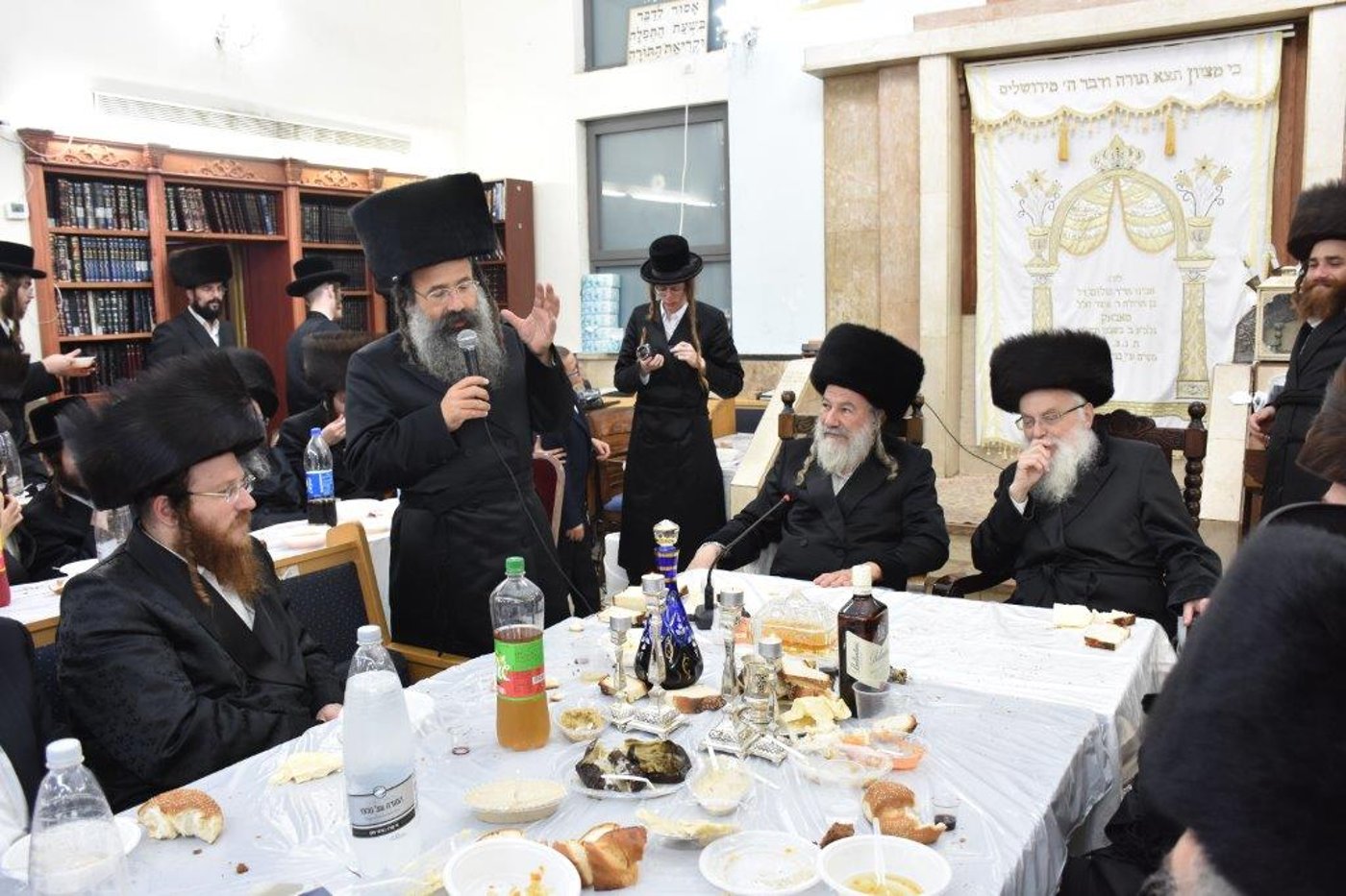 אשלג: ה'טיש יארצייט' שולב עם סעודת 'שלישי למילה'