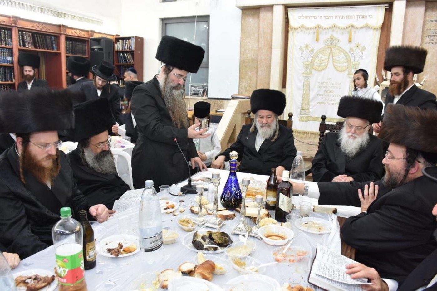 אשלג: ה'טיש יארצייט' שולב עם סעודת 'שלישי למילה'