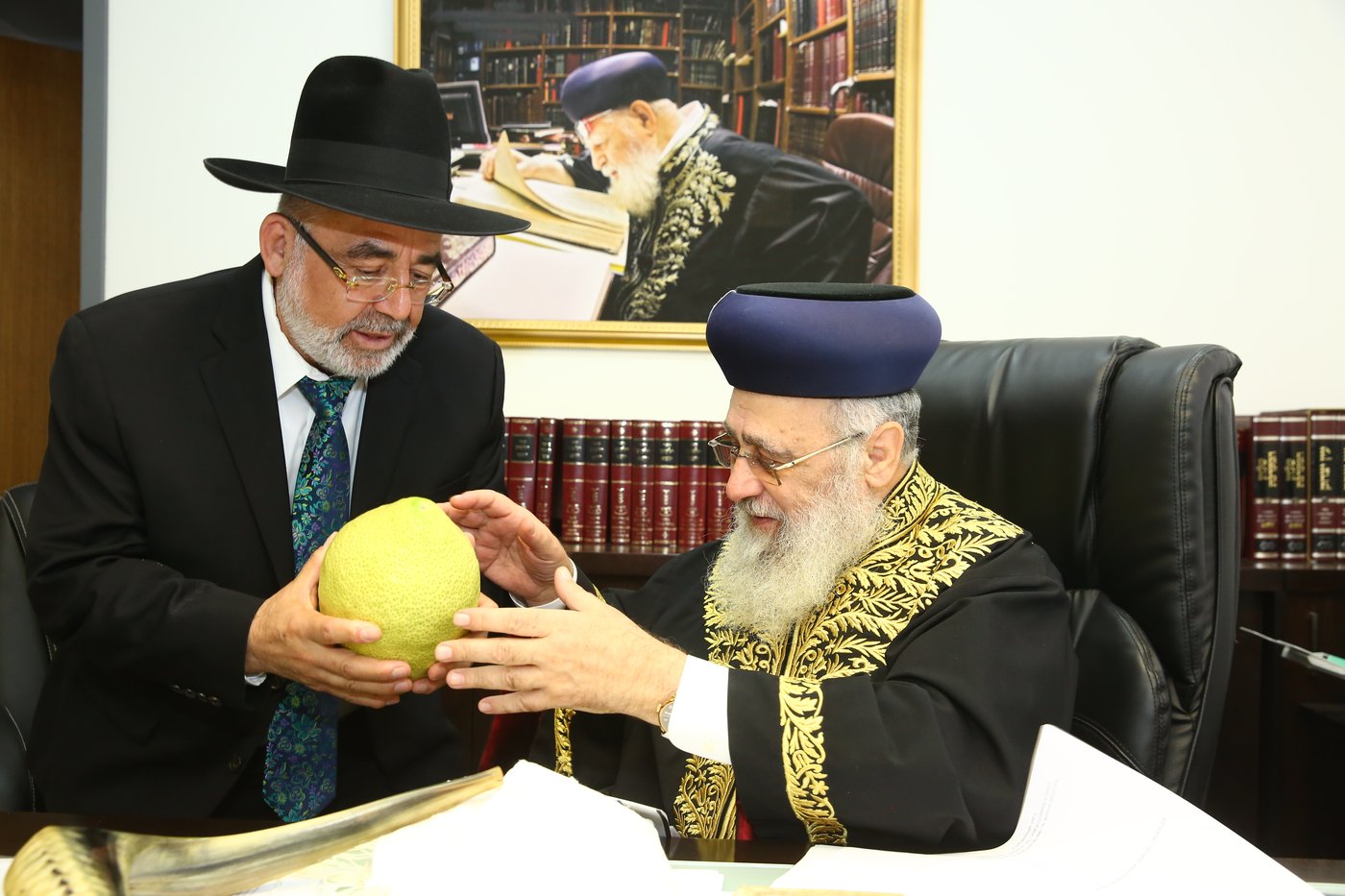 הראשון לציון הגר"י יוסף קיבל בחיוך אתרוג תימני ענק. צפו