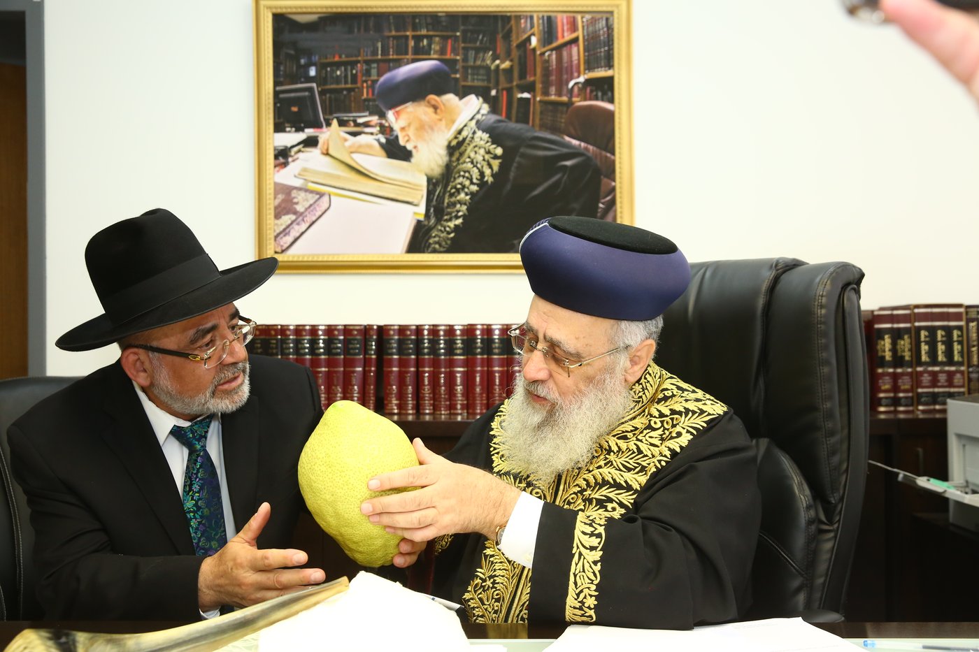 הראשון לציון הגר"י יוסף קיבל בחיוך אתרוג תימני ענק. צפו