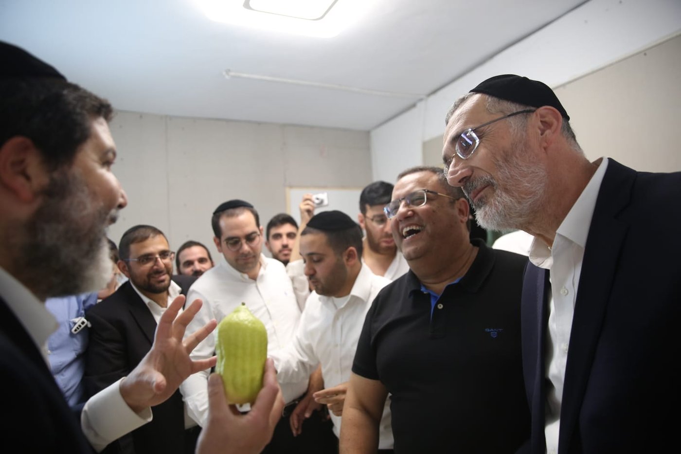 משה ליאון בחר אתרוג אצל הרב אופיר מלכה