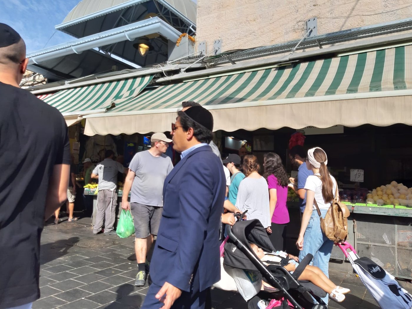 הזמר ליאור נרקיס רכש בשוק ארבעת המינים