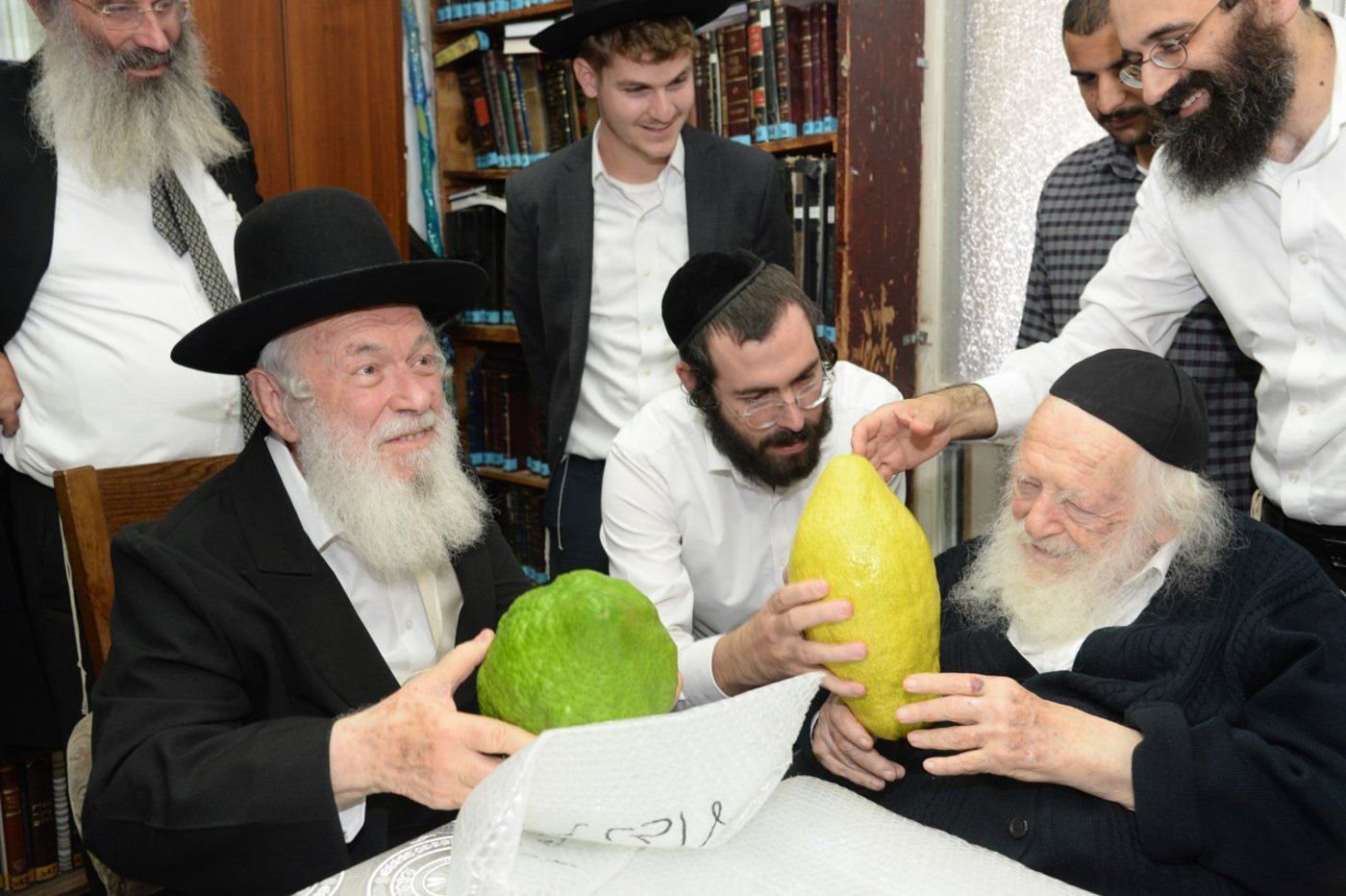 צפו: הגר"מ סילמן הוכתר בבית שר התורה