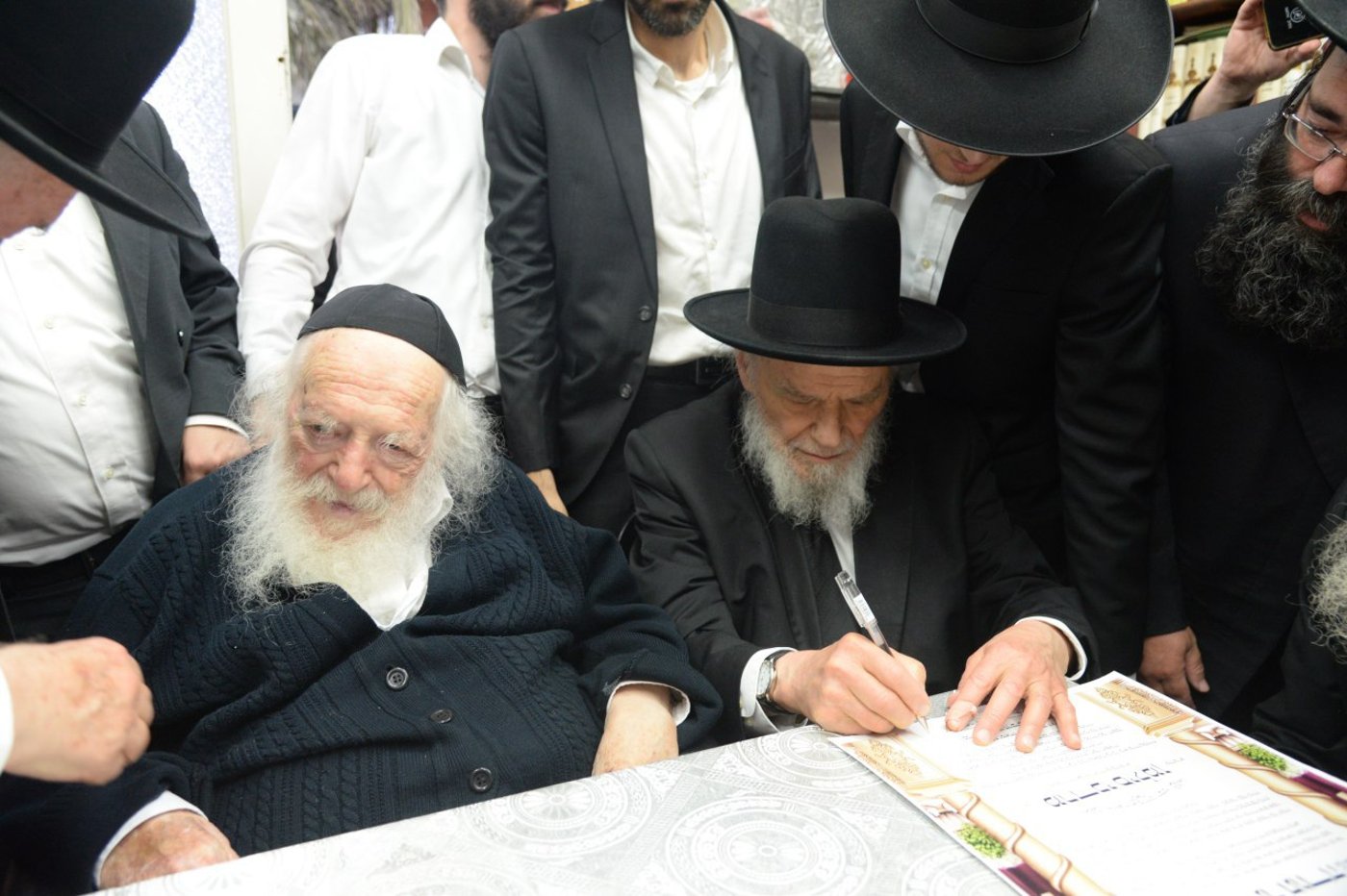 צפו: הגר"מ סילמן הוכתר בבית שר התורה