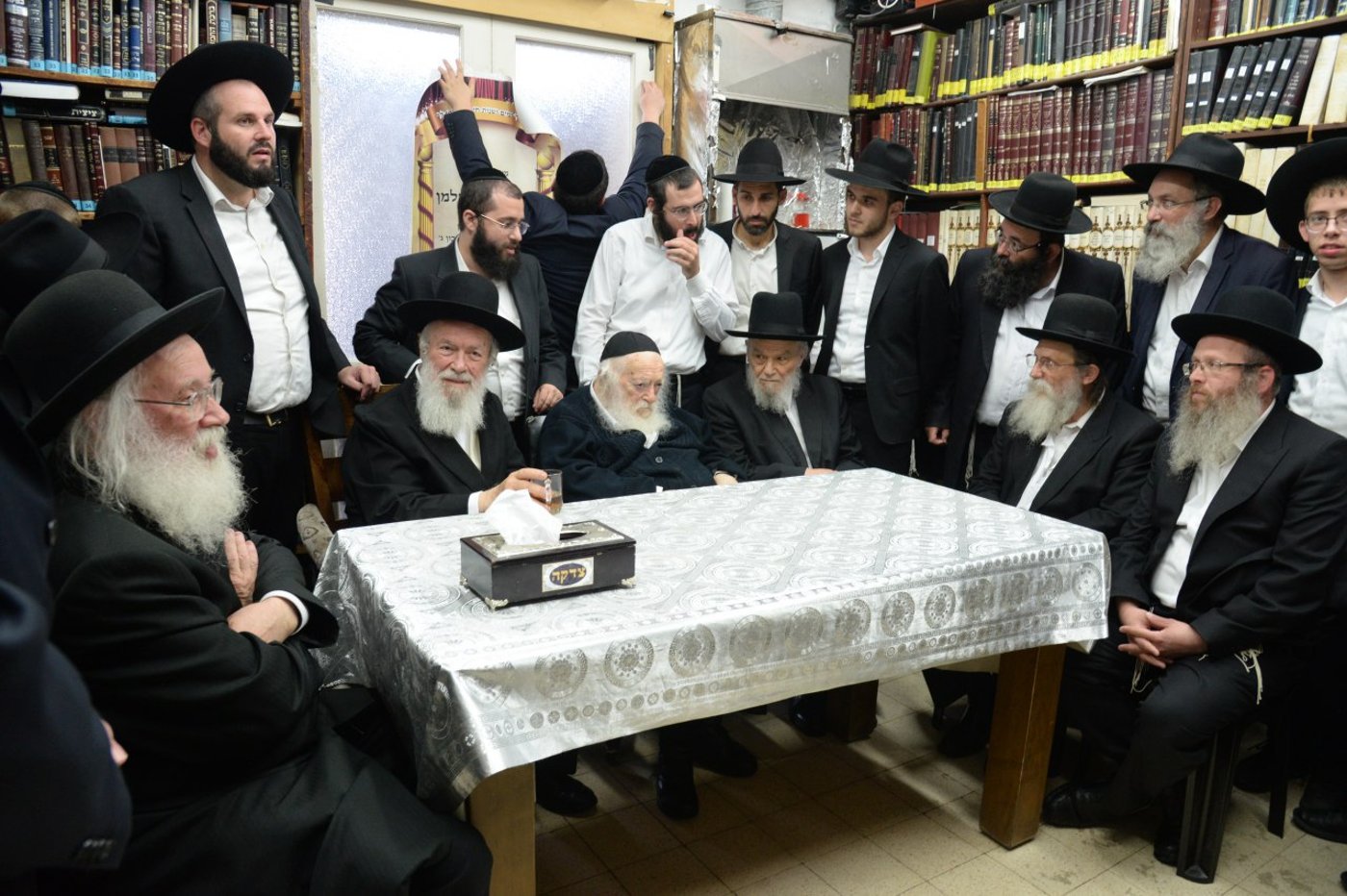 צפו: הגר"מ סילמן הוכתר בבית שר התורה