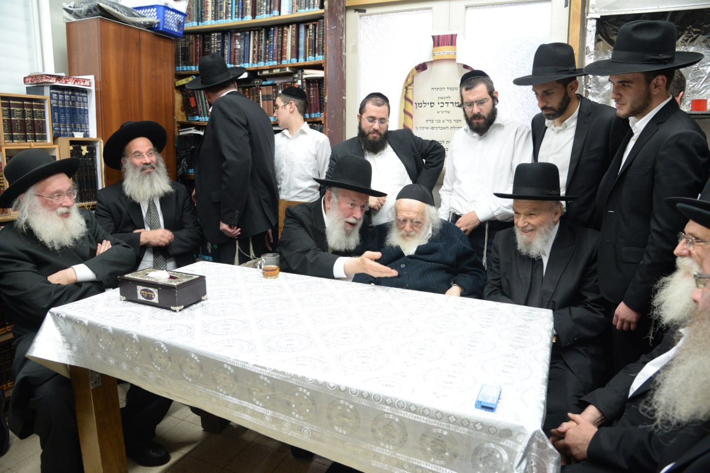 צפו: הגר"מ סילמן הוכתר בבית שר התורה