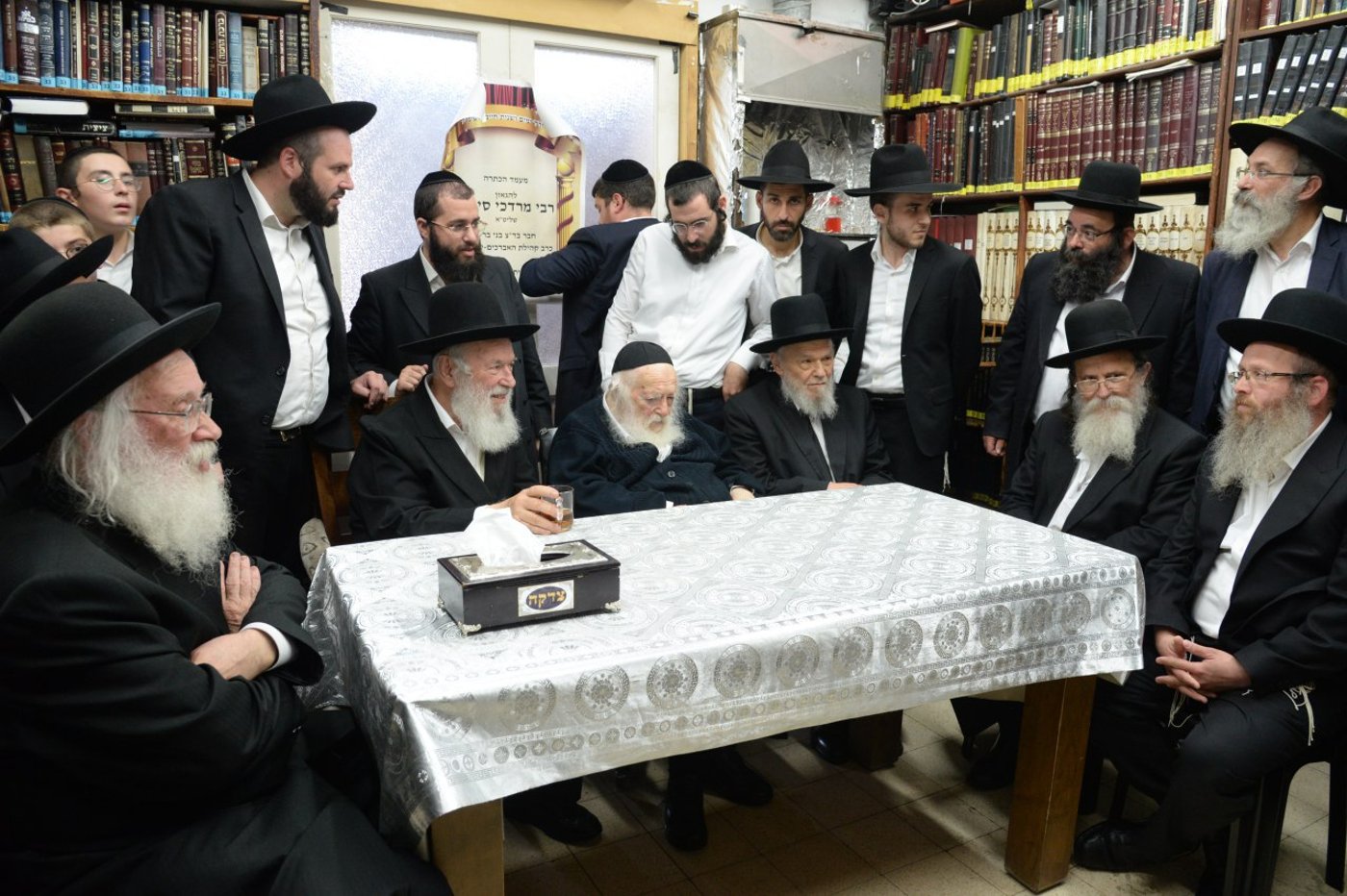 צפו: הגר"מ סילמן הוכתר בבית שר התורה
