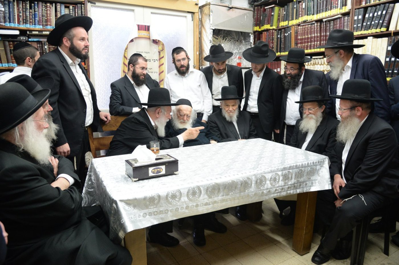 צפו: הגר"מ סילמן הוכתר בבית שר התורה