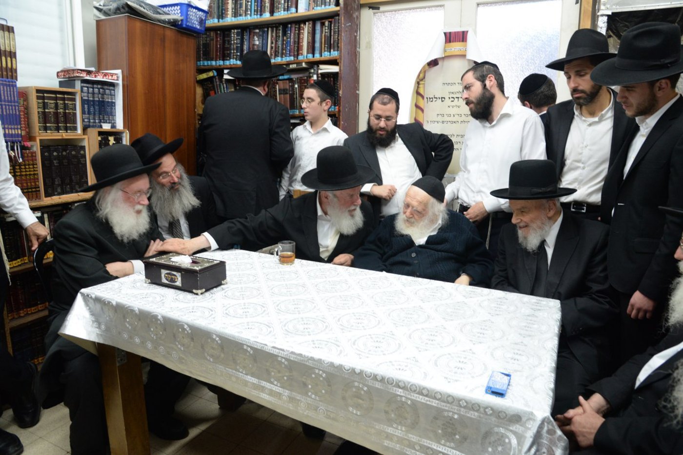 צפו: הגר"מ סילמן הוכתר בבית שר התורה