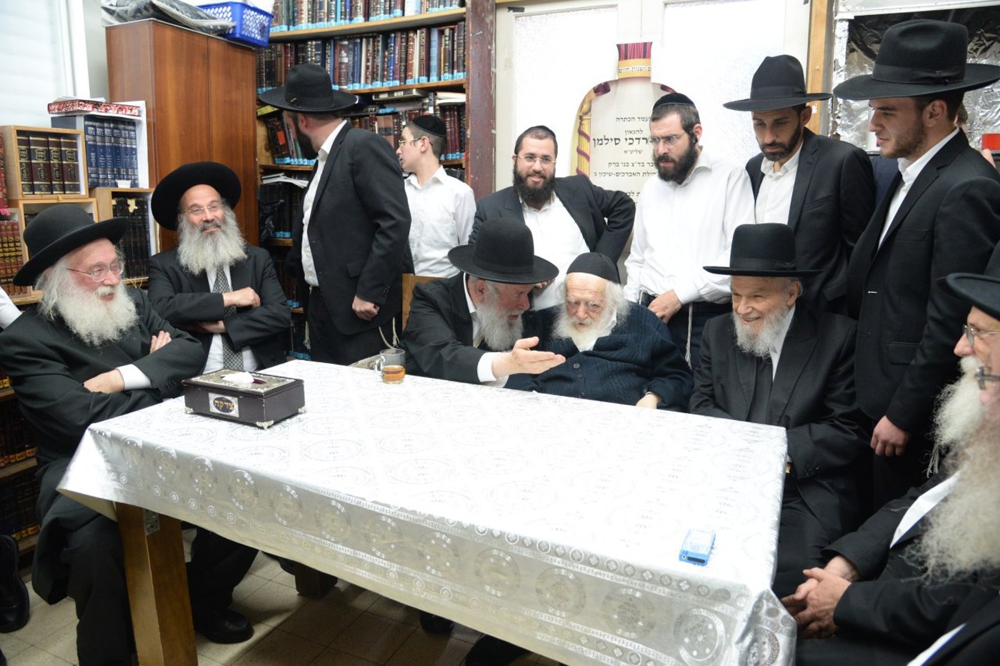 צפו: הגר"מ סילמן הוכתר בבית שר התורה