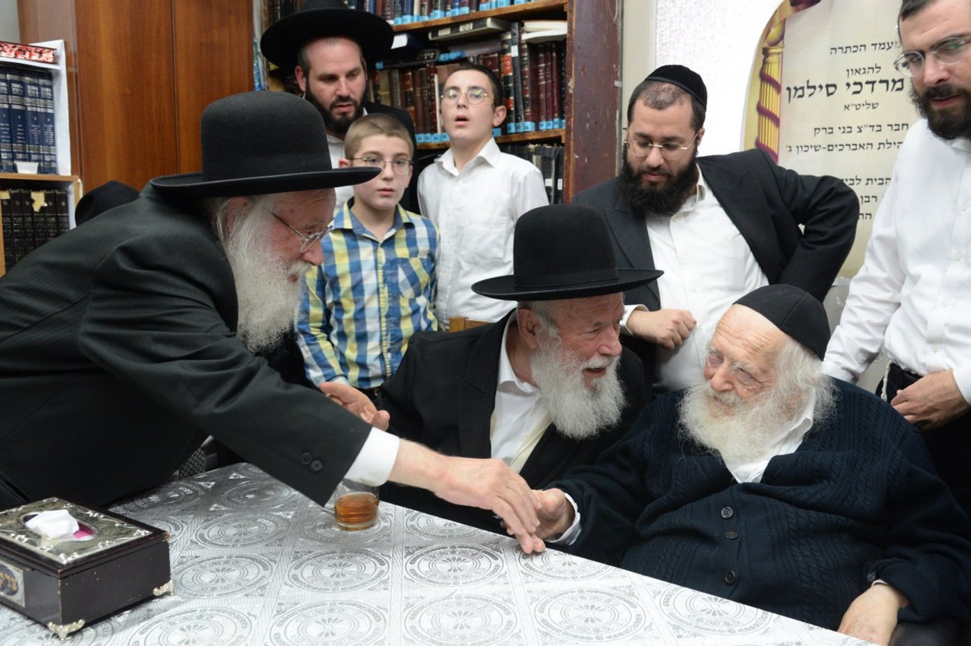 צפו: הגר"מ סילמן הוכתר בבית שר התורה