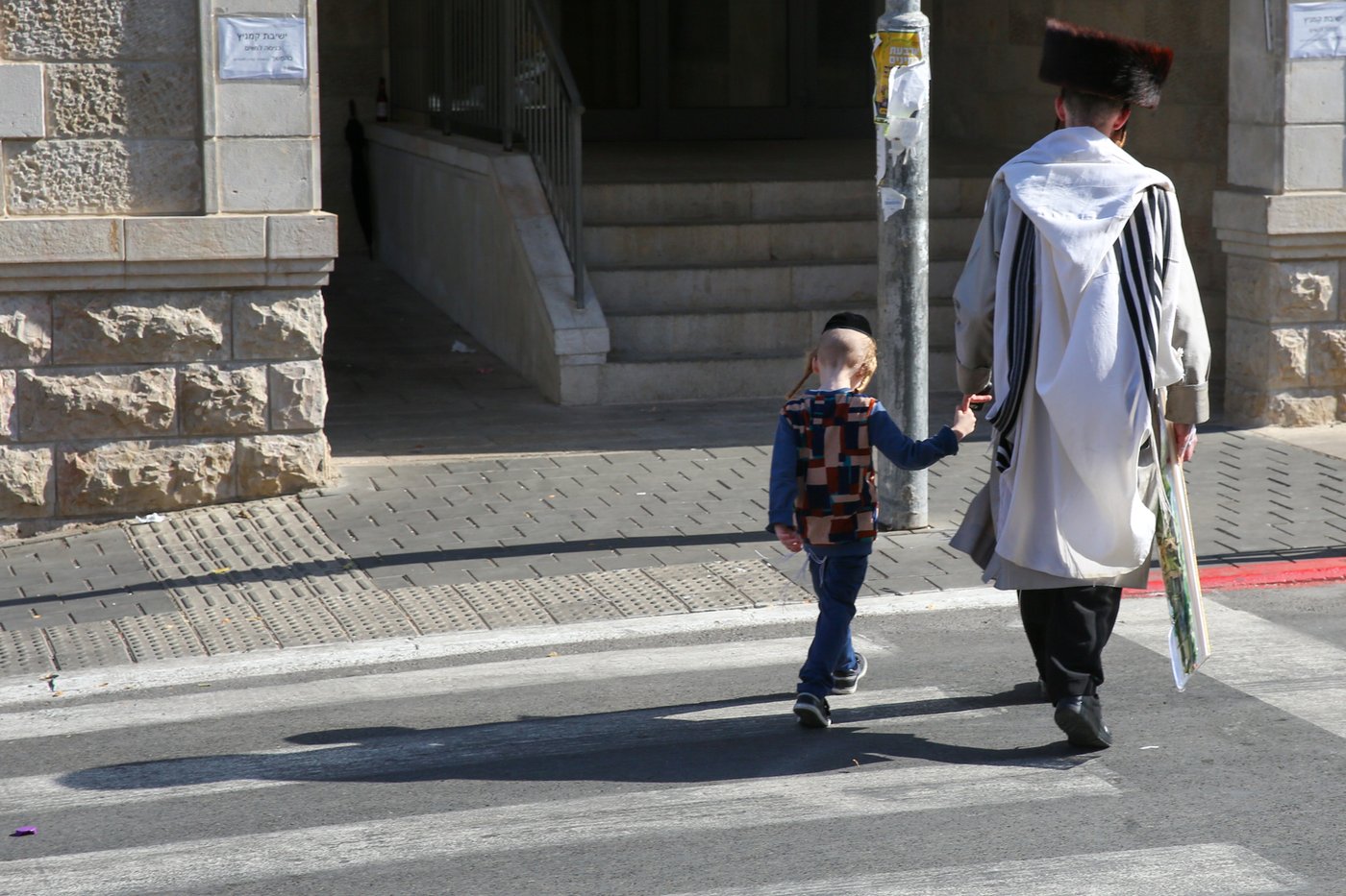 כשבמאה שערים חזרו מתפילת 'שחרית'. צפו