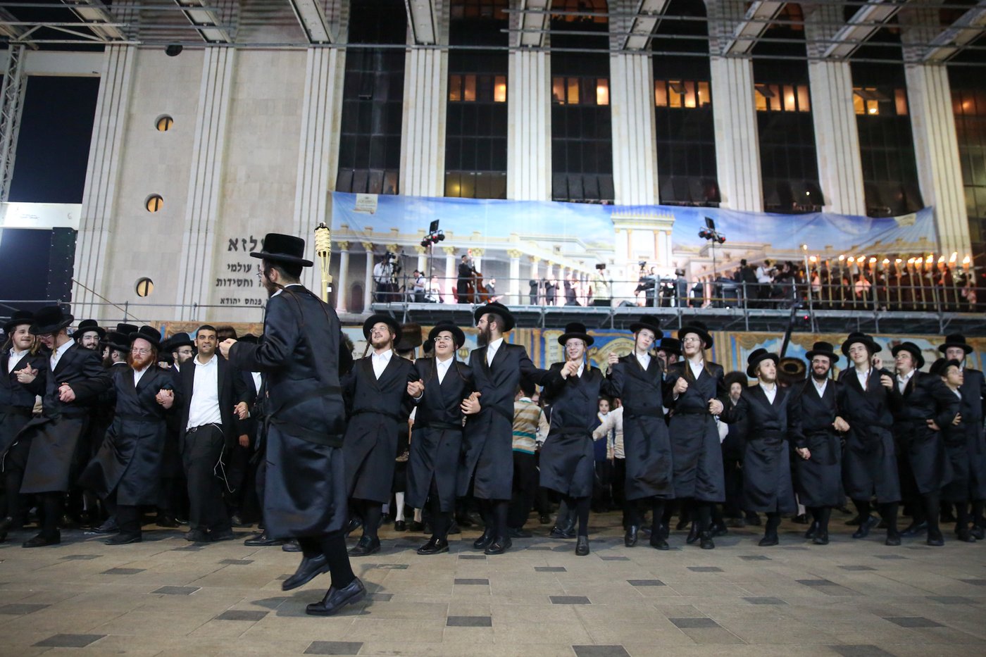 לאור אבוקות: אלפי החסידים פיזזו ב'שמחת בית השואבה'