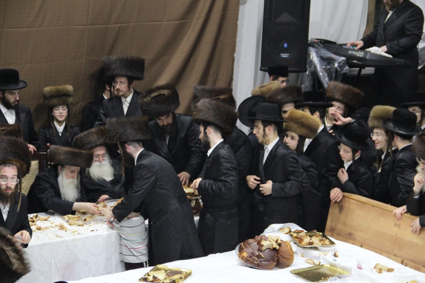 האדמו"ר ממכנובקא חילק 'פרנסה ברויט'