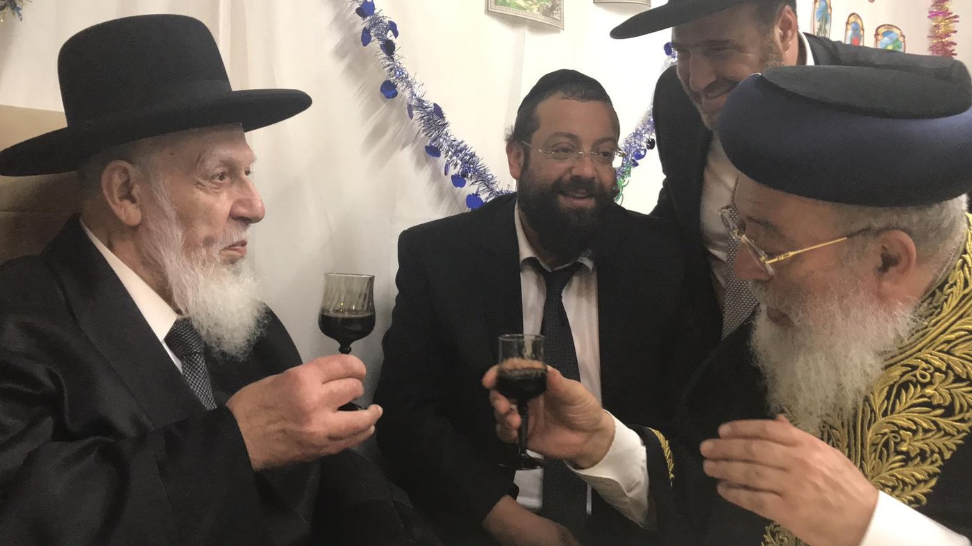 תיעוד: הראשון לציון הגר"ש עמאר בסוכת נשיא המועצת הגר"ש כהן
