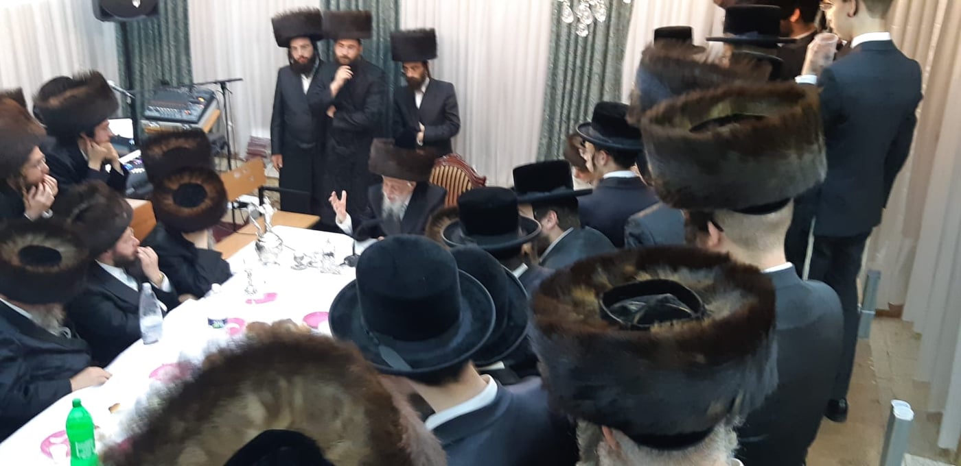 זקן אדמו"רי רוז'ין בשמחת בית השואבה