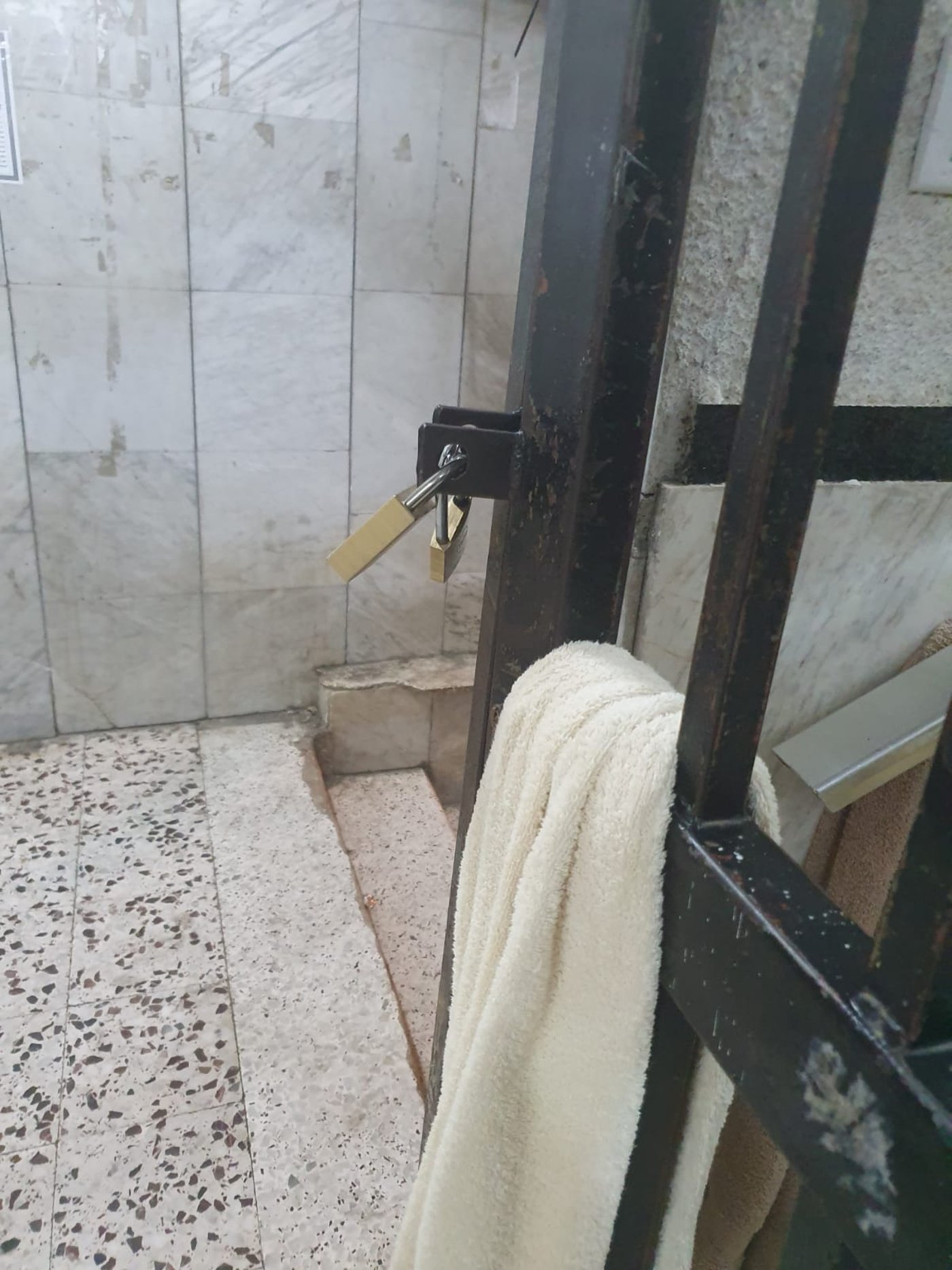 "שייגעץ ארויס": העסקן נזרק - בית הכנסת ננעל