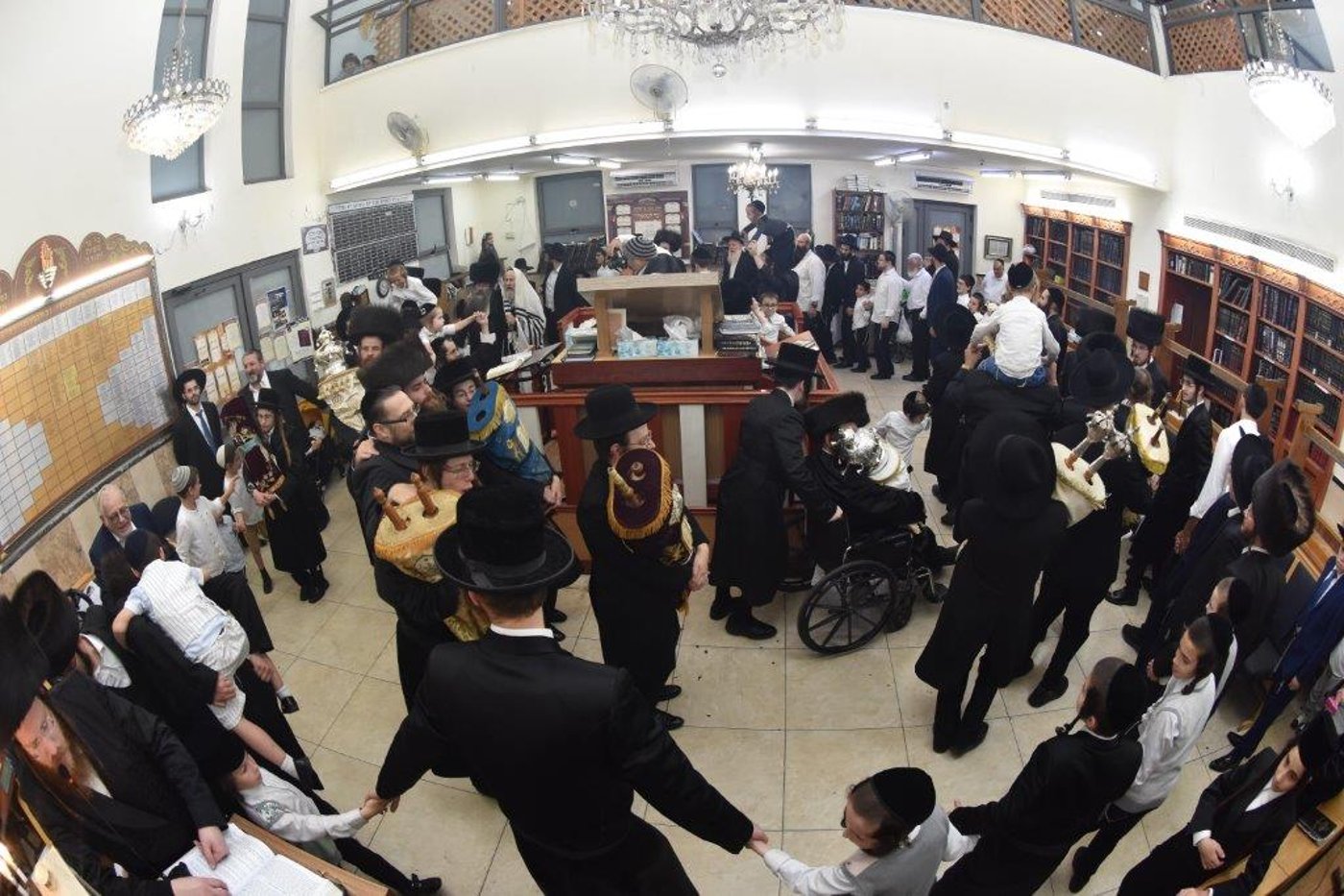 'הושענא רבה' והקפות שניות בחצר אשלג