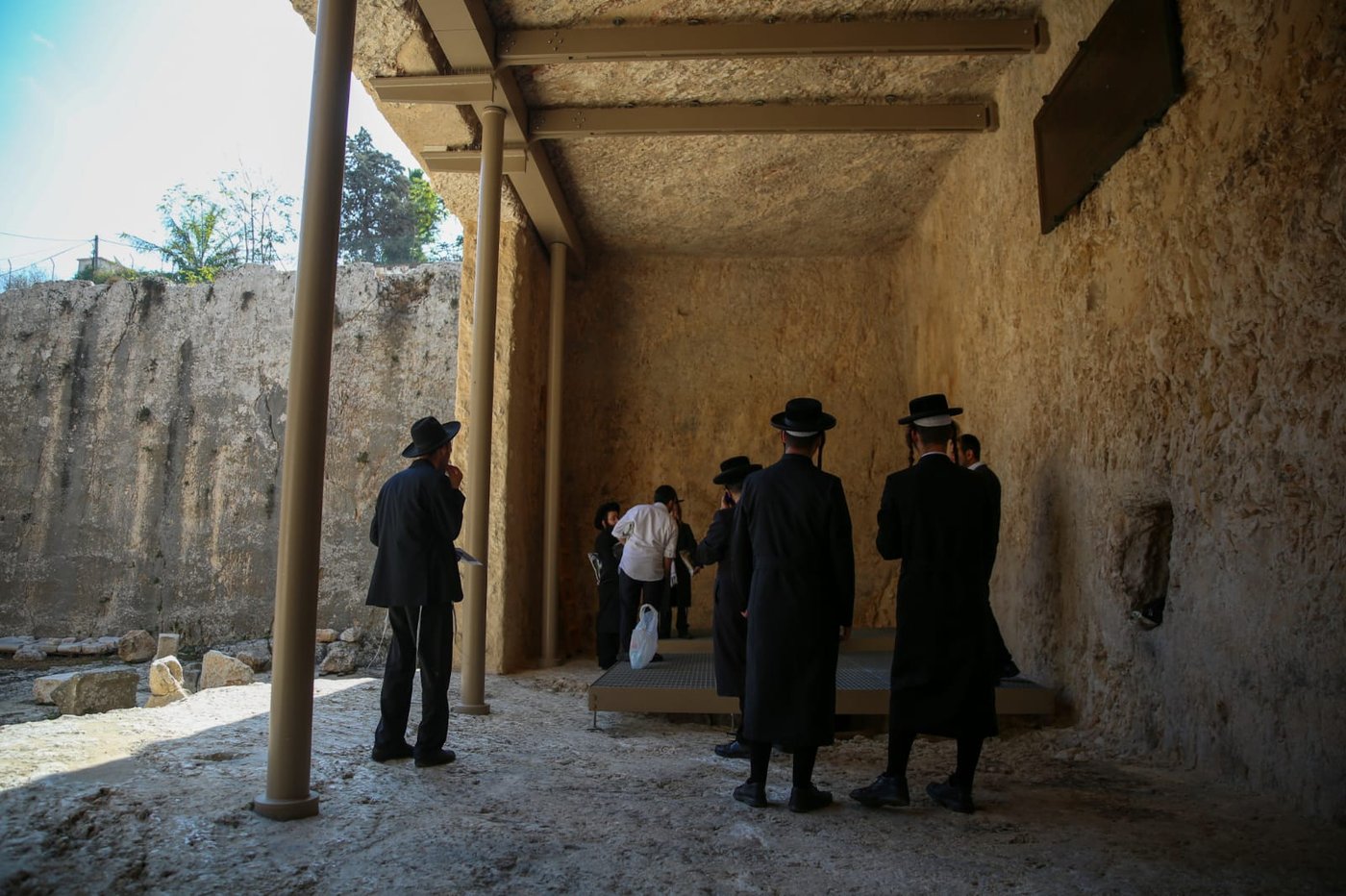 הצרפתים נכנעו ופתחו את קברי המלכים • תיעוד מיוחד