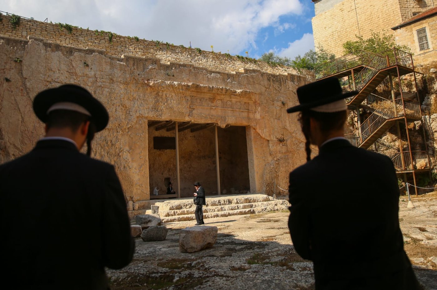 הצרפתים נכנעו ופתחו את קברי המלכים • תיעוד מיוחד