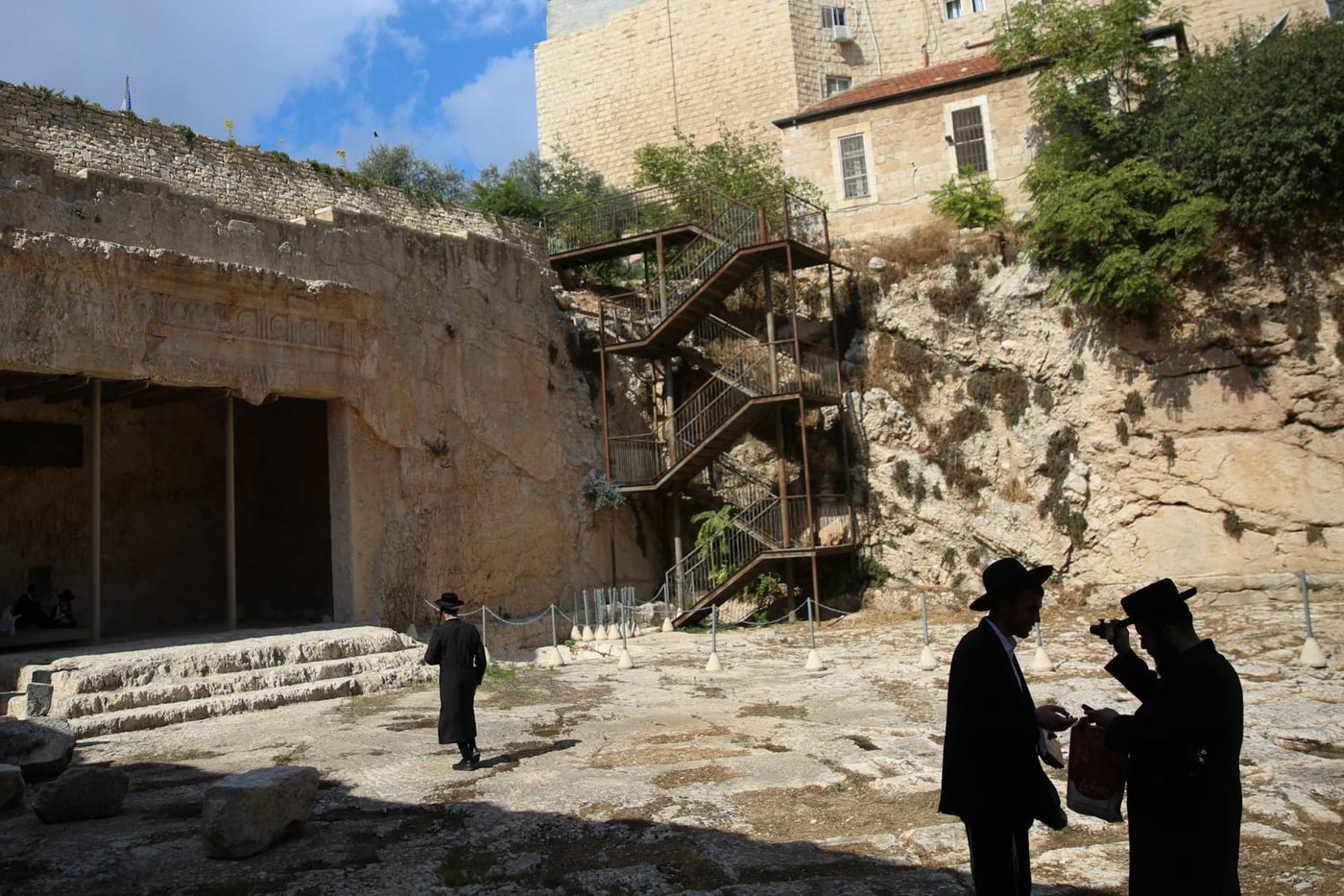 הצרפתים נכנעו ופתחו את קברי המלכים • תיעוד מיוחד