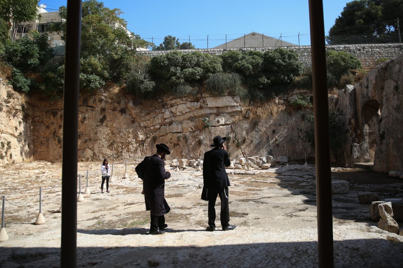 הצרפתים נכנעו ופתחו את קברי המלכים • תיעוד מיוחד