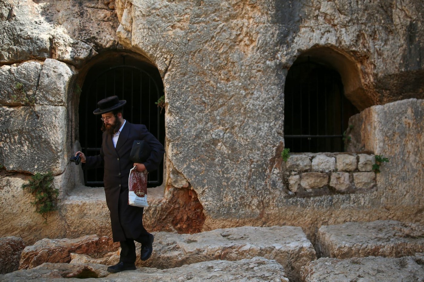 הצרפתים נכנעו ופתחו את קברי המלכים • תיעוד מיוחד