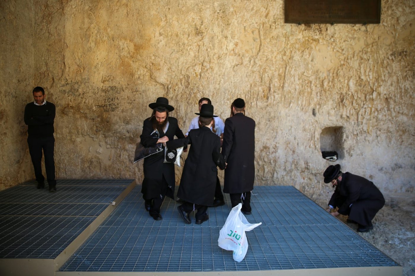 הצרפתים נכנעו ופתחו את קברי המלכים • תיעוד מיוחד