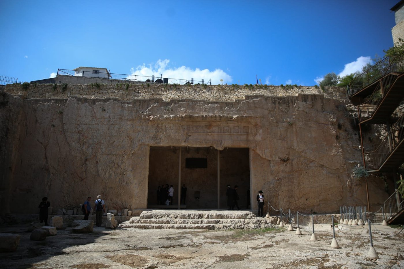 הצרפתים נכנעו ופתחו את קברי המלכים • תיעוד מיוחד