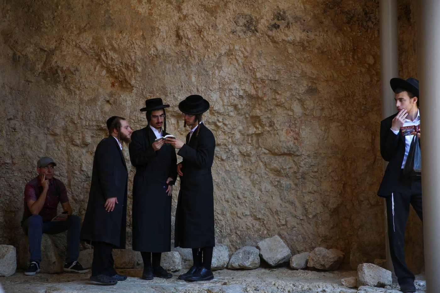 הצרפתים נכנעו ופתחו את קברי המלכים • תיעוד מיוחד