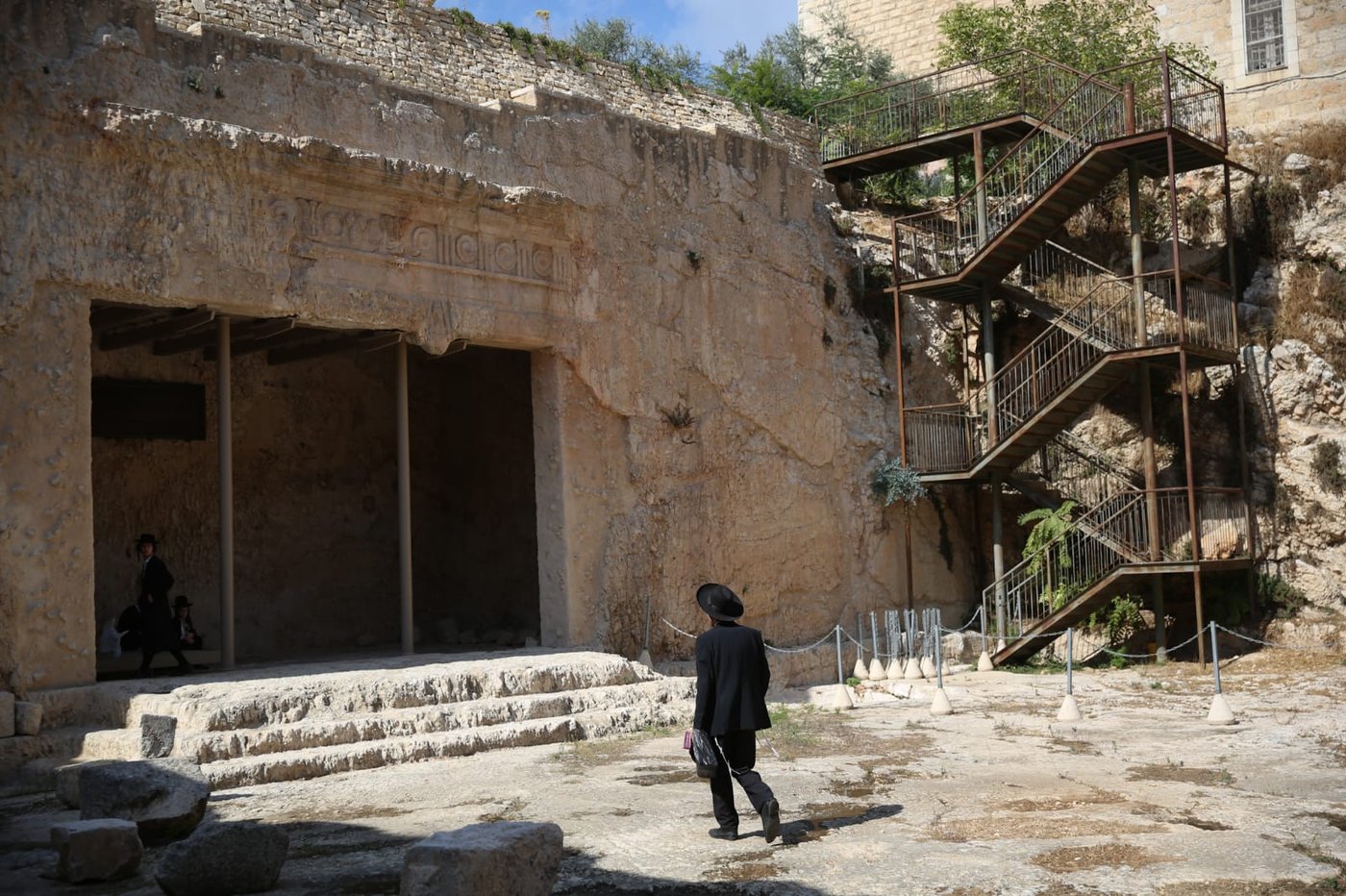 הצרפתים נכנעו ופתחו את קברי המלכים • תיעוד מיוחד