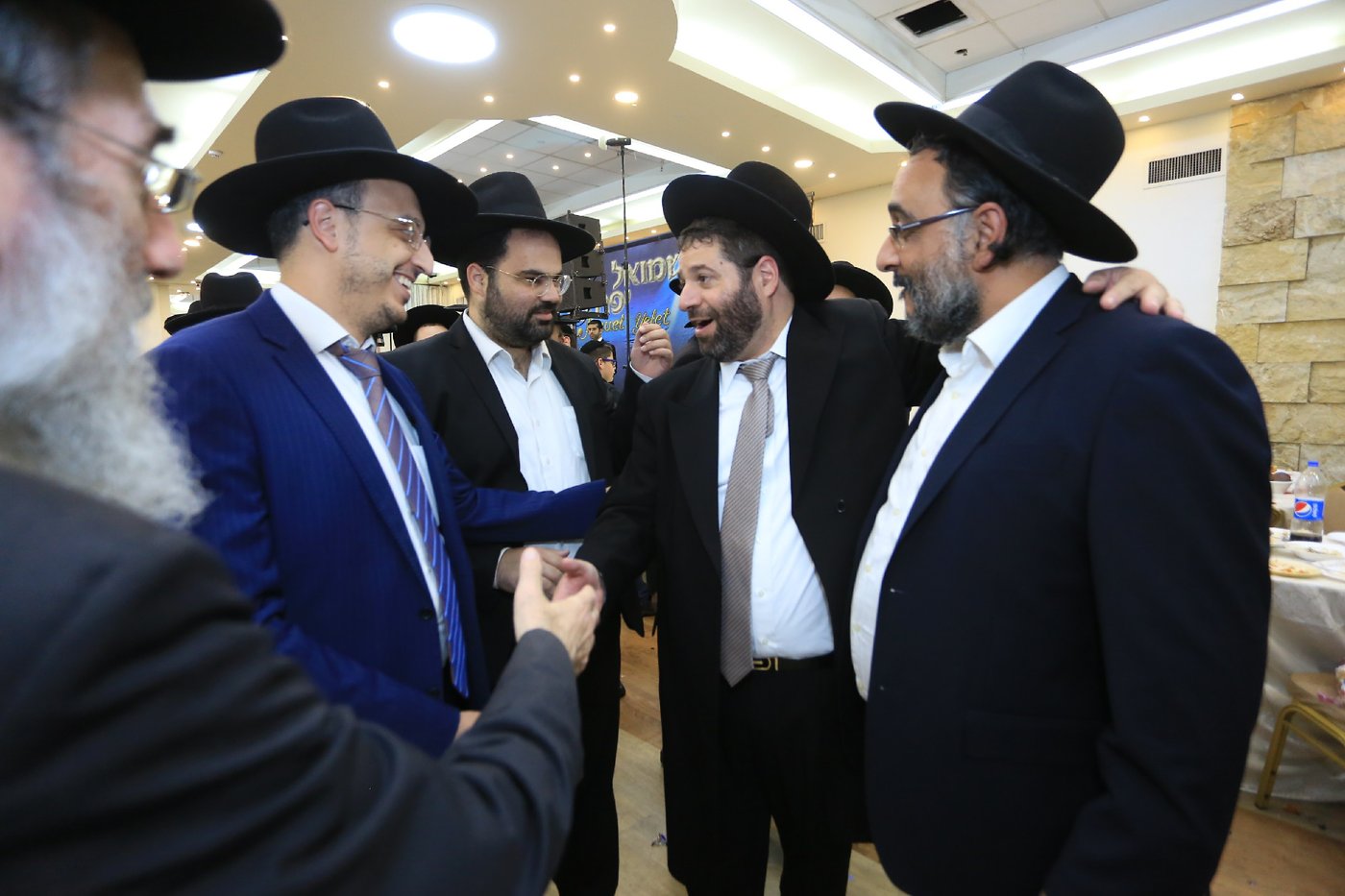 מנחם שפירא חיתן את בתו - כולם התייצבו • צפו