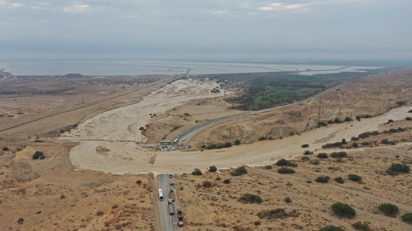 נחל צין בכביש הגישה לנאות הכיכר, הבוקר