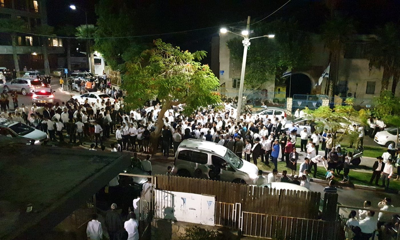 תושבים לרב קוק: "אם תלך - כולנו אחריך"