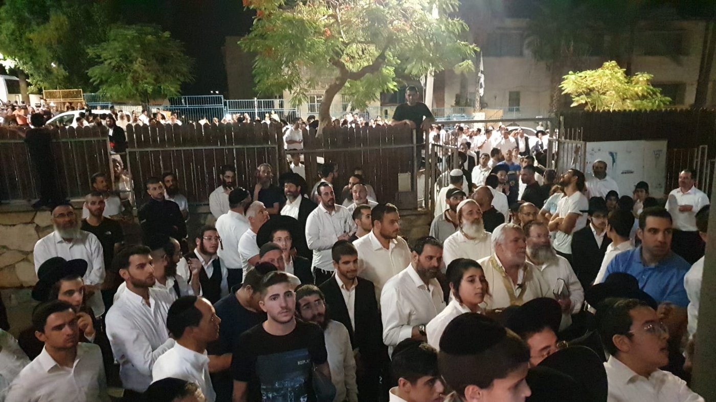 תושבים לרב קוק: "אם תלך - כולנו אחריך"
