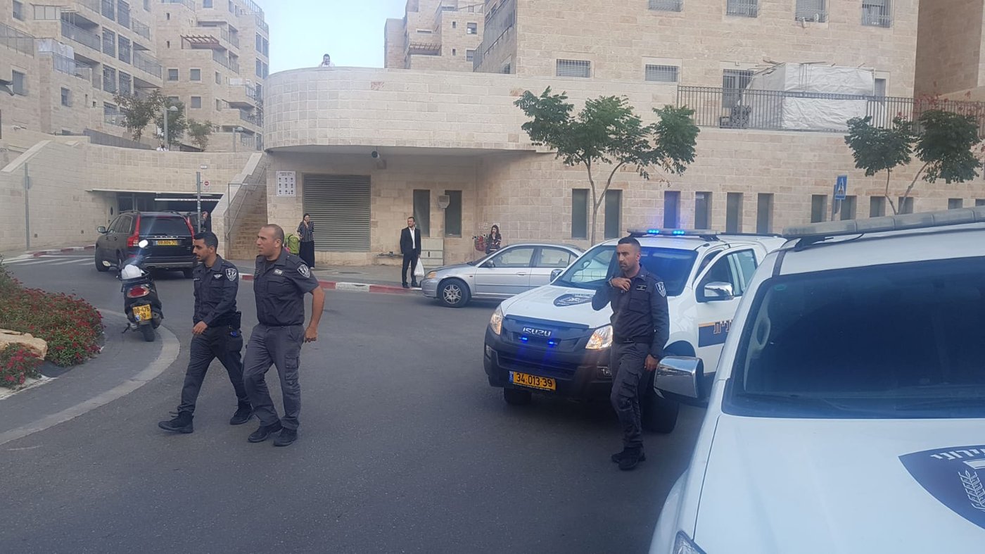 מנוף הגיע לפנות בית כנסת; אברכים פתחו בזעקות