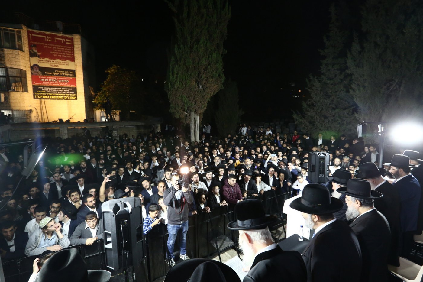 בחצות לילה: המונים בציון מרן הגר"ע יוסף זצ"ל