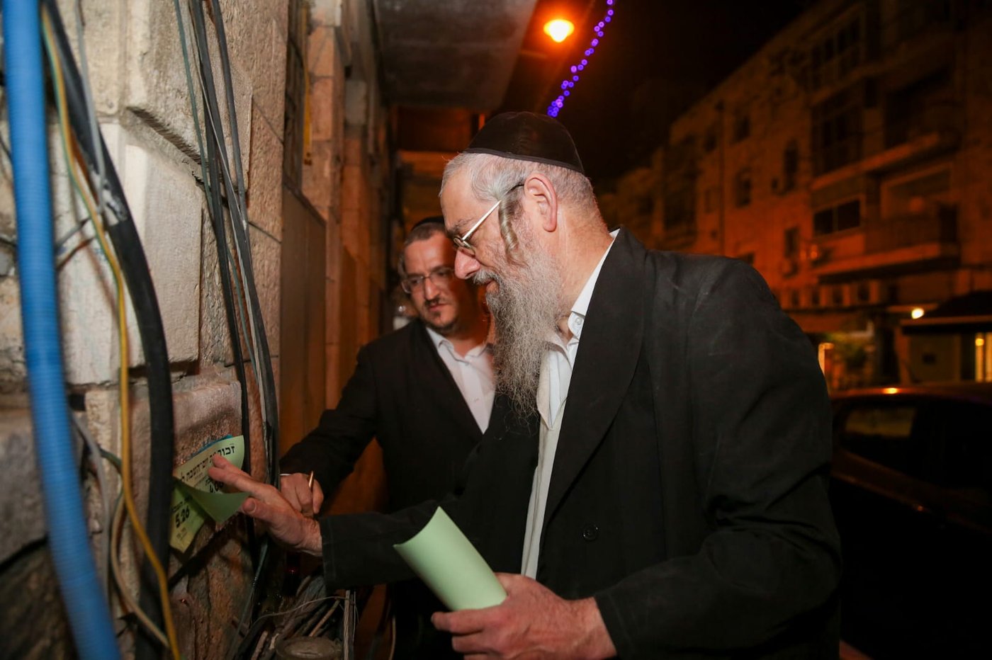 מדביקי מודעות זמני השבת האלמוניים - נחשפים לראשונה