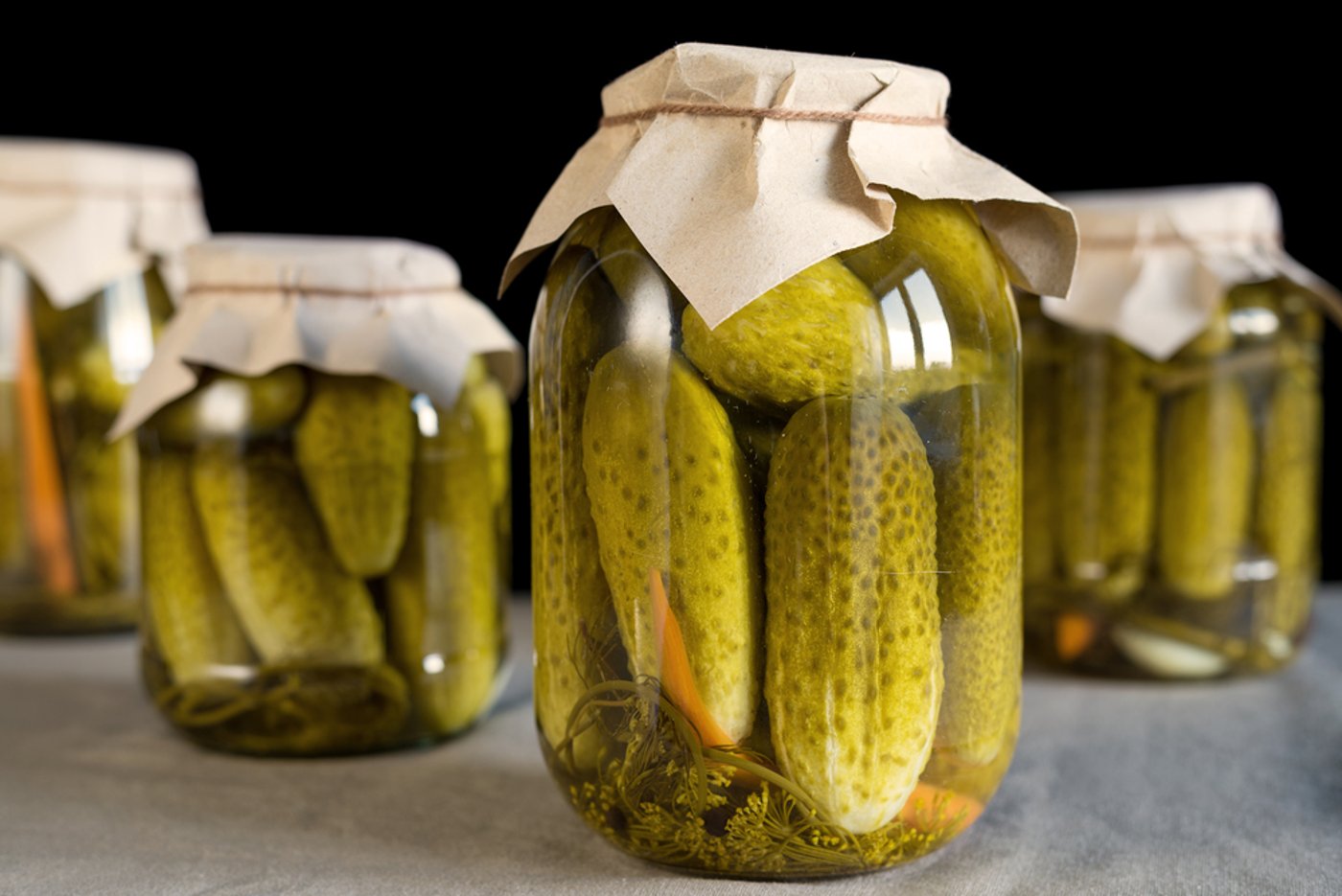 8 שימושים מפתיעים למיץ של המלפפונים החמוצים