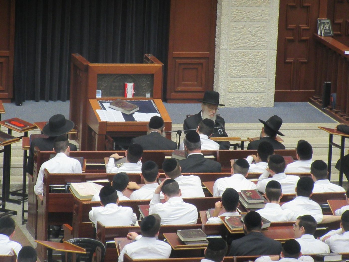 למרות מחלתו: הגרא"י ברזל הספיד בישיבה