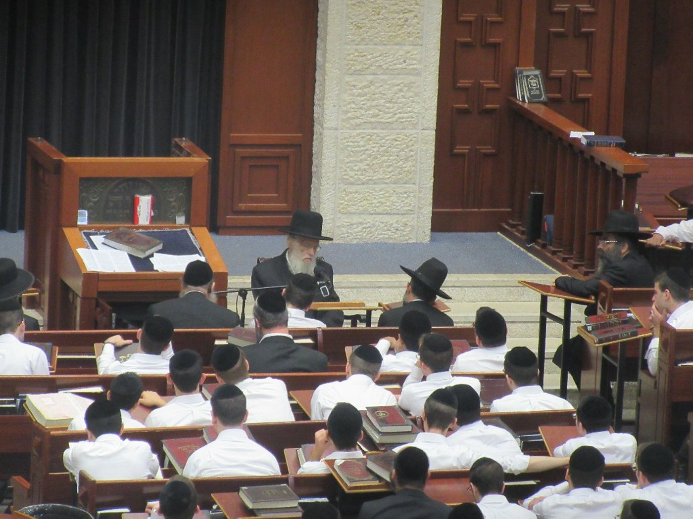 למרות מחלתו: הגרא"י ברזל הספיד בישיבה