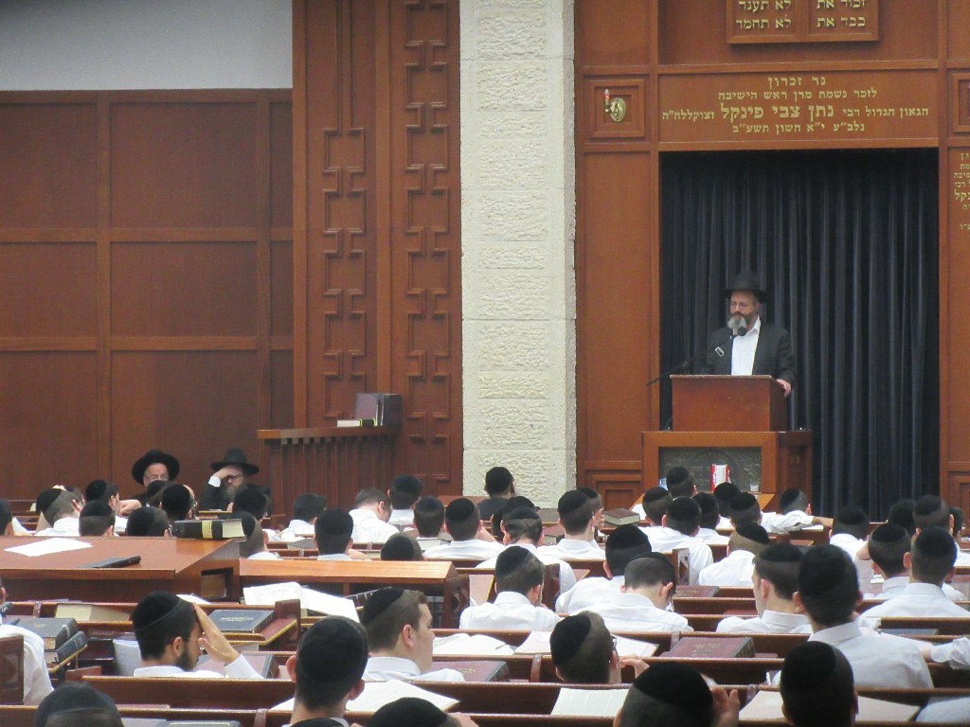 למרות מחלתו: הגרא"י ברזל הספיד בישיבה