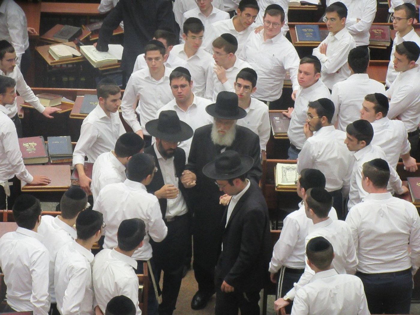 למרות מחלתו: הגרא"י ברזל הספיד בישיבה